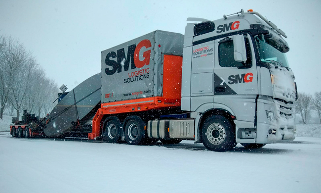 camión de SMG aparcado en la nieve