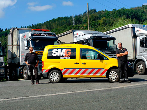 camión de SMG circulando por autopista
