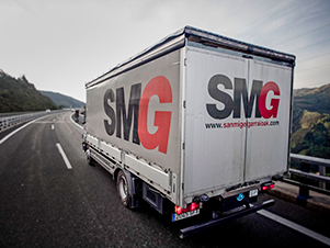 flota de camiones de SMG con 2 chóferes