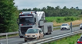 camión SMG circulando por autopista