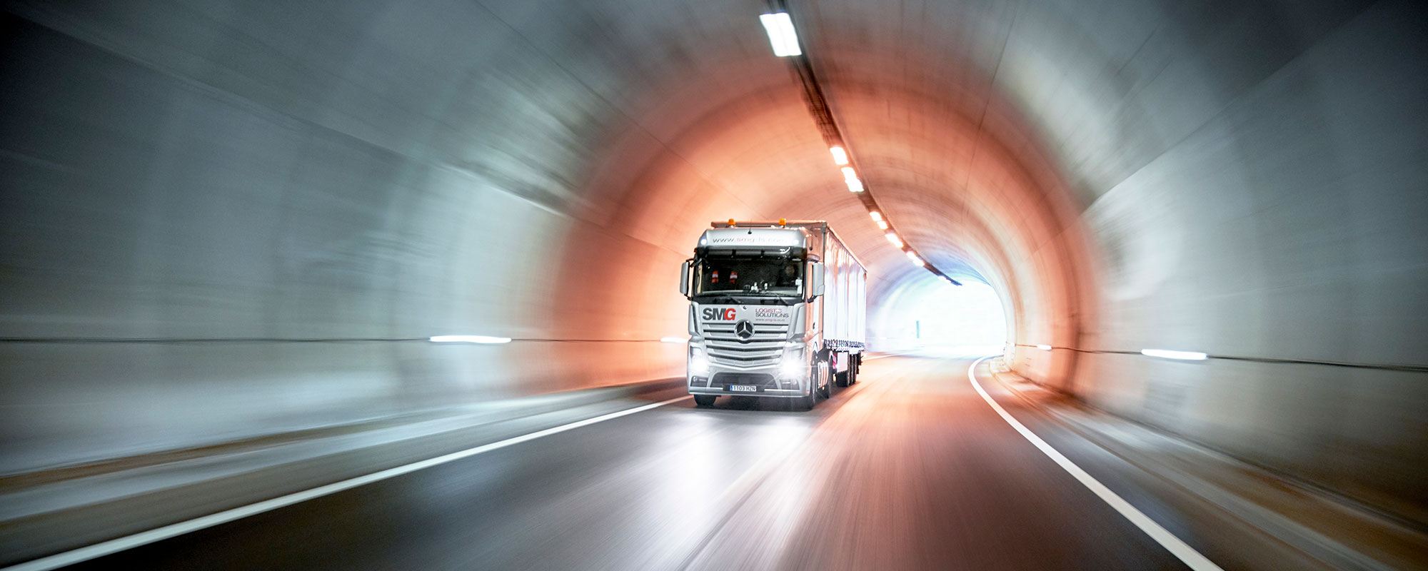 camión circulando por el interior de un túnel